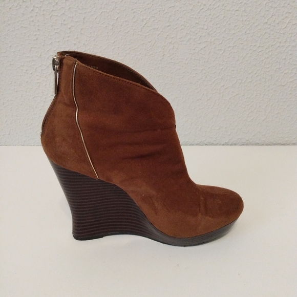 Jennifer Lopez Brown Gold Faux Suede Zip Ankle 4 1/4" Wedge Bootie Heels sz 6 - Picture 3 of 15